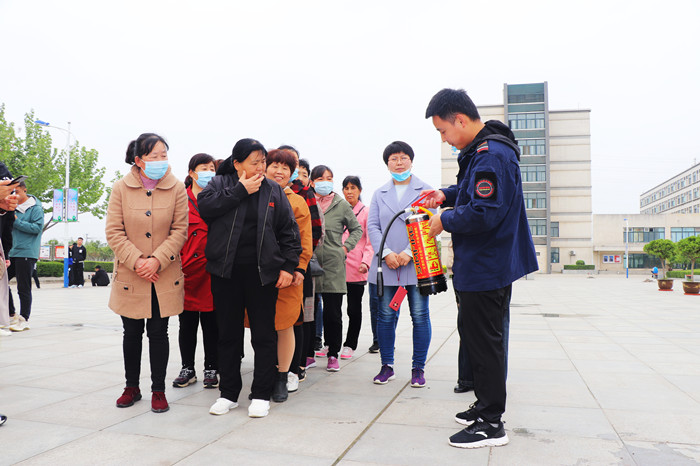 消防专业人士向公寓管理人员讲解灭火器正确使用方法 消防专业人士向公寓管理人员讲解灭火器正确使用方法