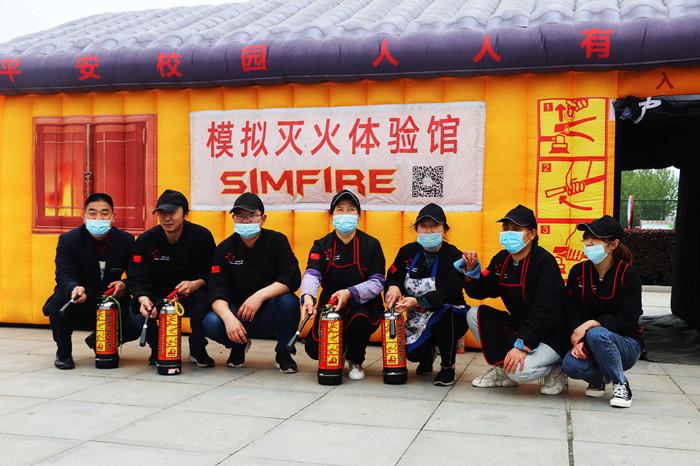 餐饮中心工作人员体验后合影留念 餐饮中心工作人员体验后合影留念