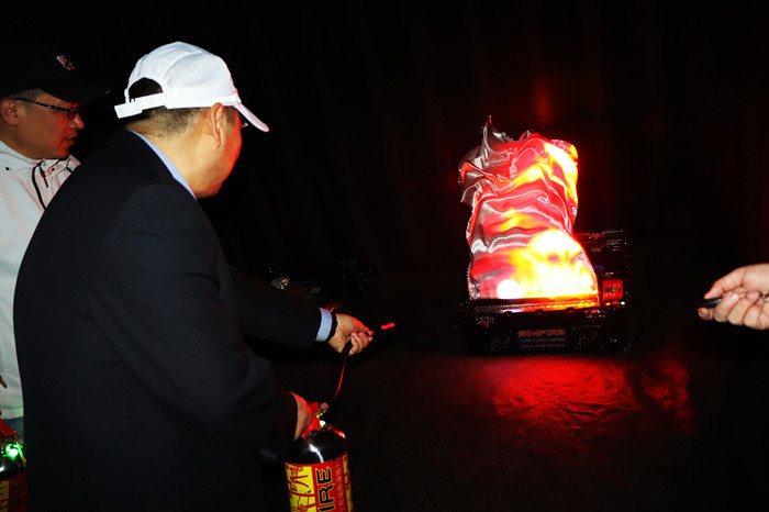 校领导进行模拟灭火体验 校领导进行模拟灭火体验