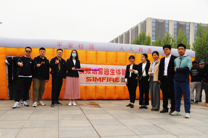 学管老师在体验帐篷前合影留念 学管老师在体验帐篷前合影留念
