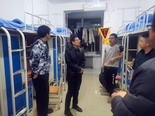 刘明学副校长深入两校区检查指导安全工作并慰问在校学生及护校队队员