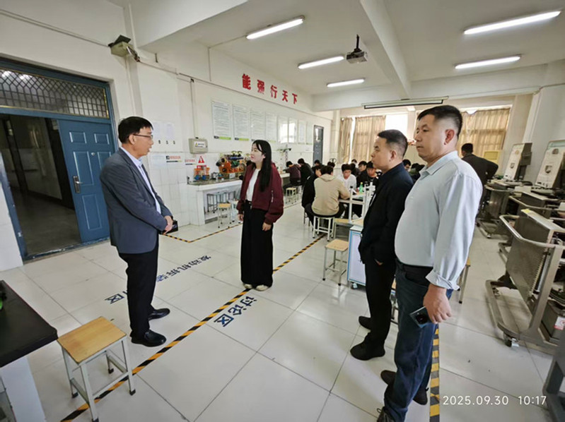 韩小卫校长与实训室上课老师交谈(临渭校区) 韩小卫校长与实训室上课老师交谈(临渭校区)