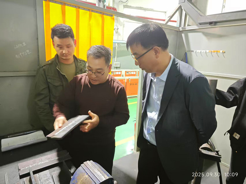 检查组在焊接实训室检查(临渭校区) 检查组在焊接实训室检查(临渭校区)