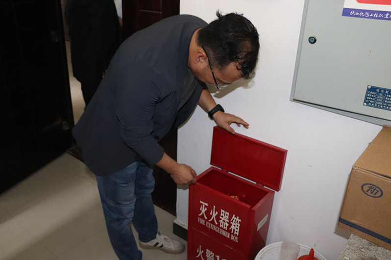 检查组在实训楼检查(高新校区) 检查组在实训楼检查(高新校区)