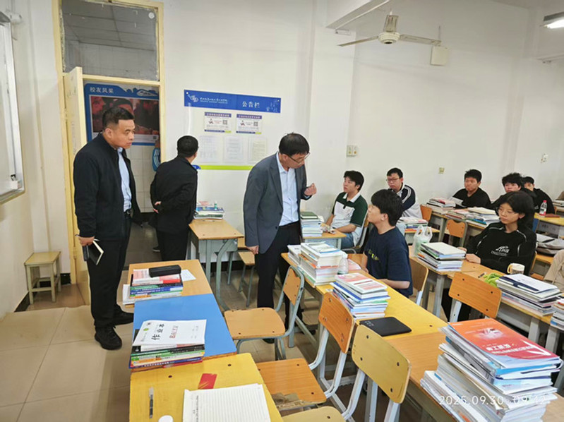 检查组走进班级与学生亲切交流(临渭校区) 检查组走进班级与学生亲切交流(临渭校区)