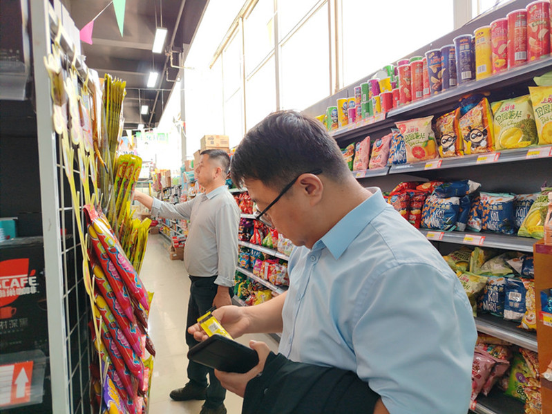 检查组在校园超市检查(高新校区) 检查组在校园超市检查(高新校区)