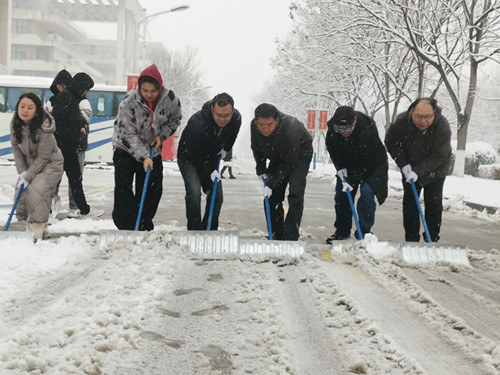 陕铁院后勤安保人以雪为令积极开展清雪保畅行动