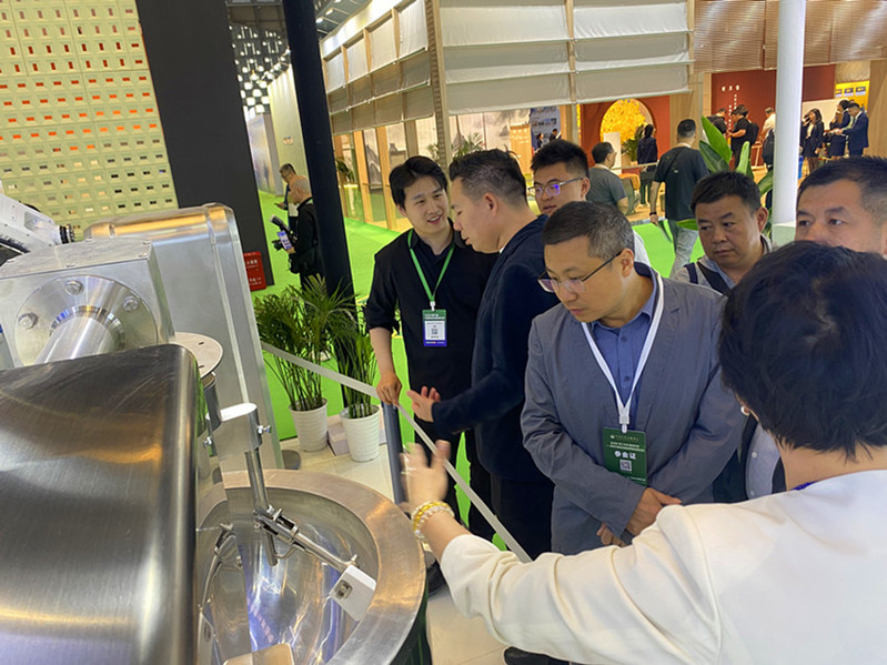 刘明学副校长带队取经沪上高校与行业盛会 为后勤管理注入创新动能