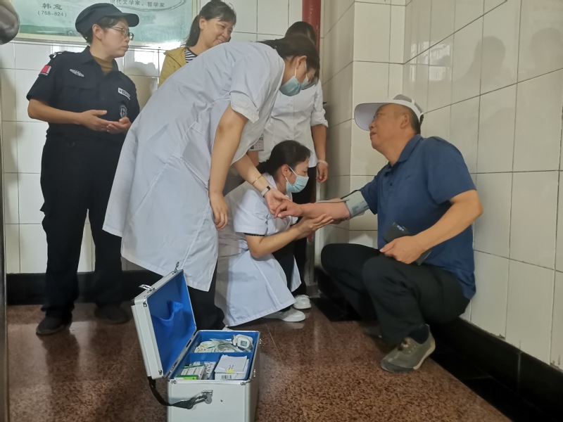 医疗救援小组为身体不适被困乘客提供医疗服务