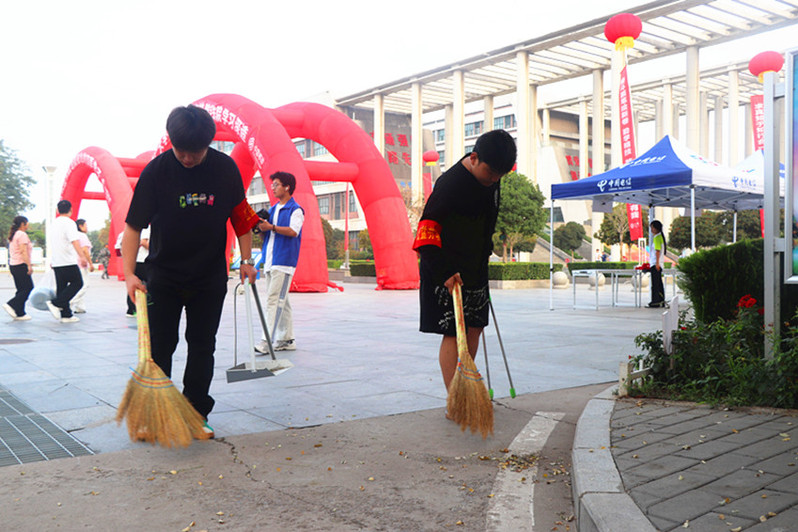 劳动班学生在迎新现清理路面杂物 劳动班学生在迎新现清理路面杂物