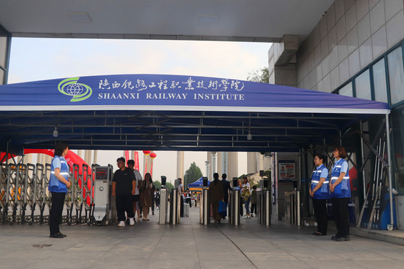 安保公司增派人员全力维护入校秩序 安保公司增派人员全力维护入校秩序