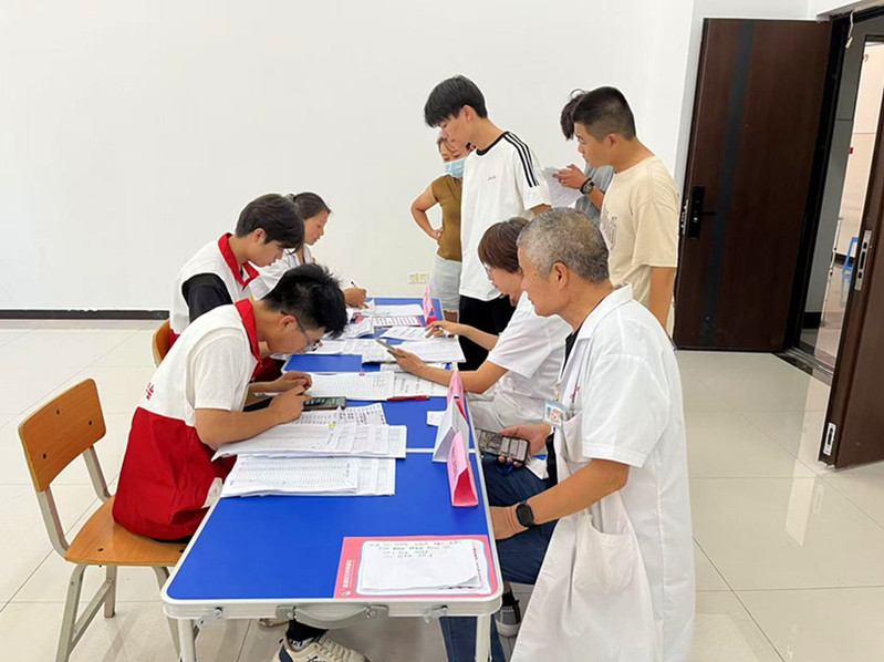 学校红十字协会学生助力新生体检 学校红十字协会学生助力新生体检