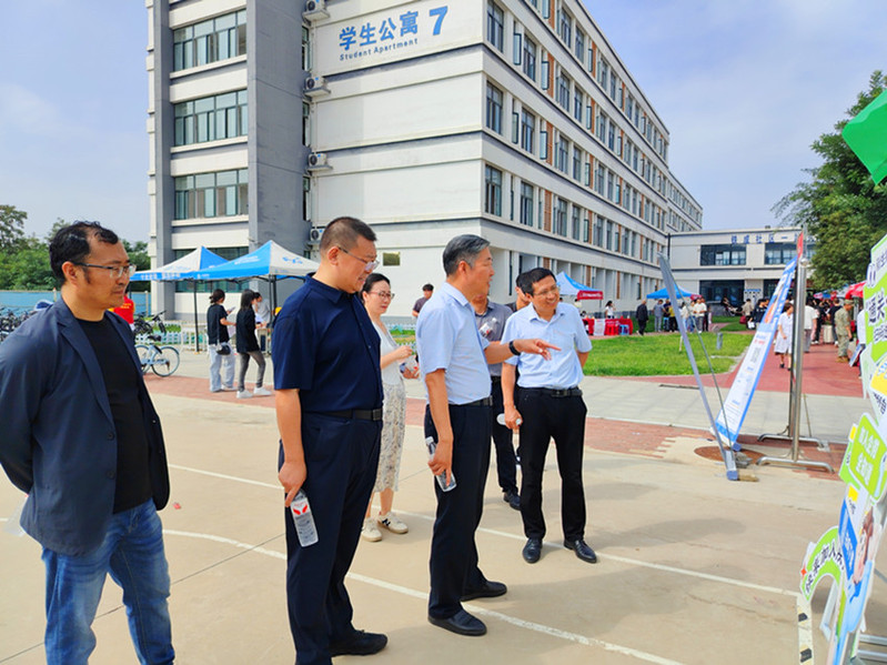 后勤安保处副处长郎儒林陪同校领导视察指导迎新工作 后勤安保处副处长郎儒林陪同校领导视察指导迎新工作