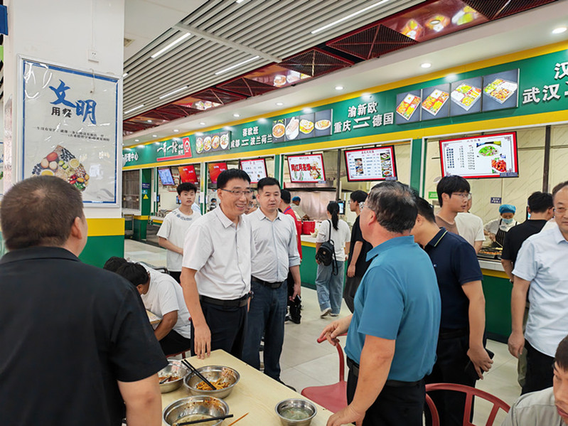 后勤安保处处长李晓飞陪同韩小卫校长检查指导迎新工作 后勤安保处处长李晓飞陪同韩小卫校长检查指导迎新工作