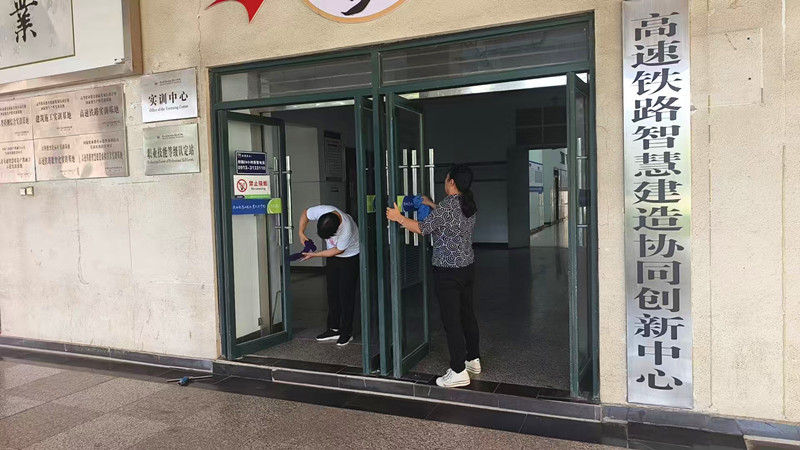 保洁擦拭玻璃门 保洁擦拭玻璃门