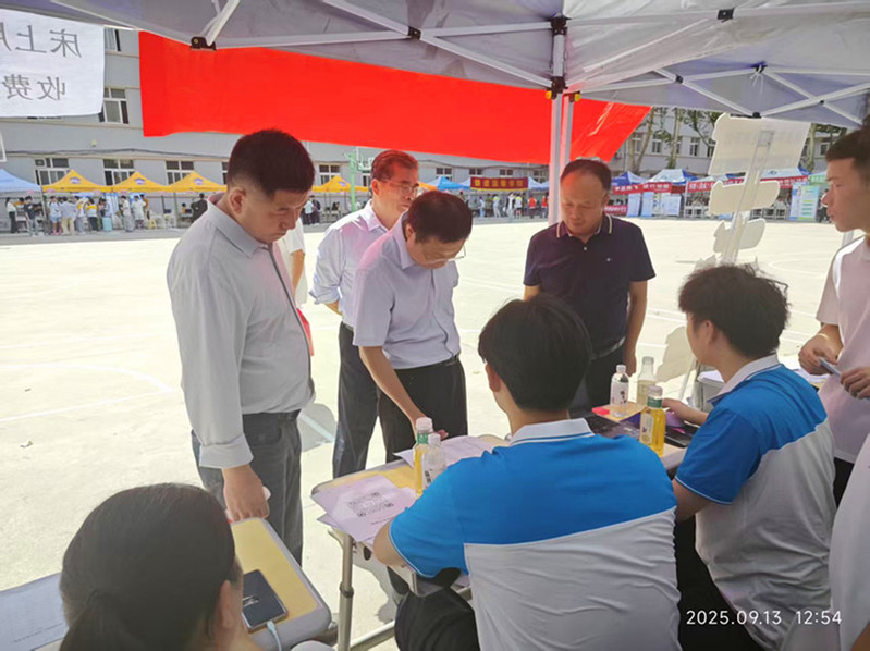 后勤安保处处长李晓飞、副处长康江龙陪同刘明学副校长检查指导迎新工作 后勤安保处处长李晓飞、副处长康江龙陪同刘明学副校长检查指导迎新工作