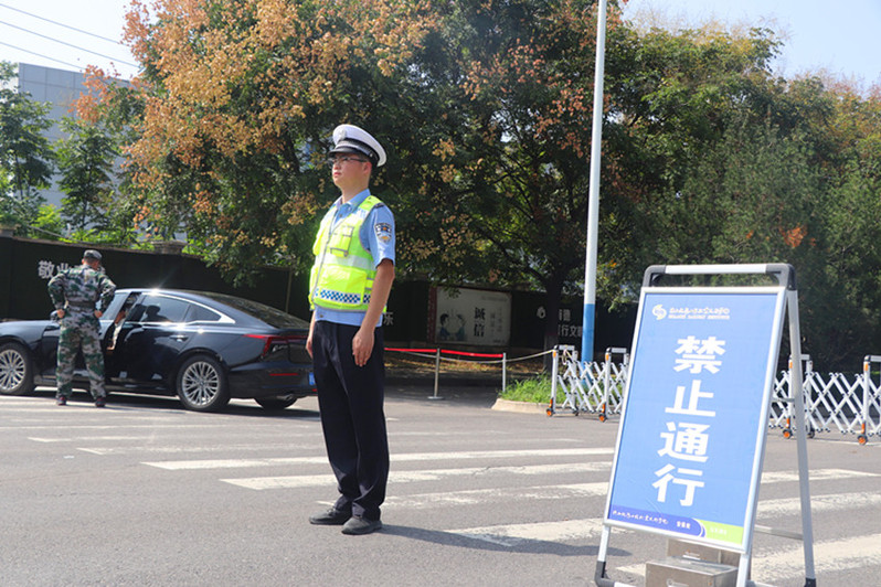 交警在执勤现场 交警在执勤现场