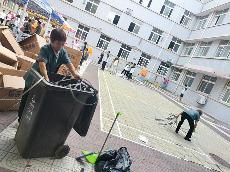 保洁清理迎新现场废品 保洁清理迎新现场废品