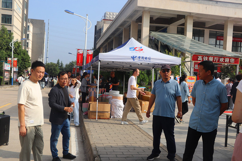 后勤安保处副处长郎儒林带领部门员工在迎新现场巡察 后勤安保处副处长郎儒林带领部门员工在迎新现场巡察