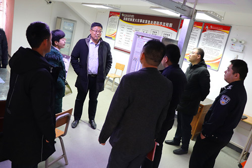 来宾在消防控制室参观学习 来宾在消防控制室参观学习