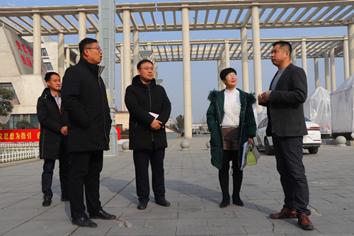 李晓飞向来宾介绍学校门禁管理系统 李晓飞向来宾介绍学校门禁管理系统
