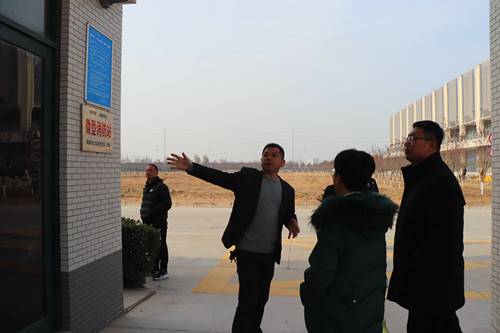 李晓飞介绍校内微型消防站 李晓飞介绍校内微型消防站