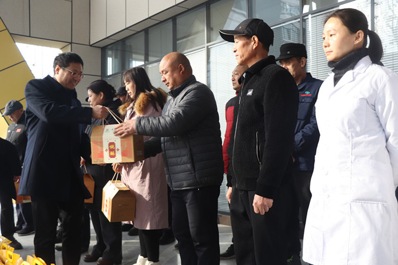 寒冬送暖：刘明学副校长假前慰问后勤安保临时用工人员