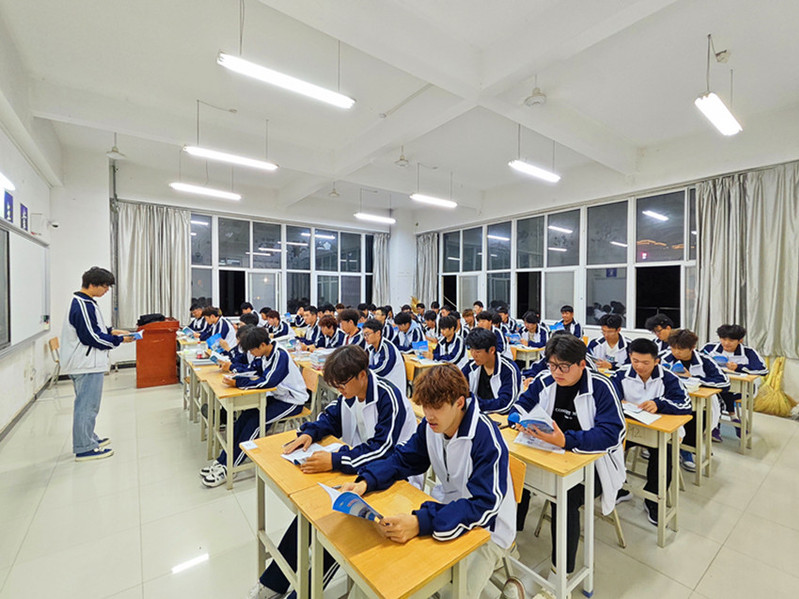 手册护航成长 安全扎根心间：我校各二级学院有序推进《校园安全手册》学习活动