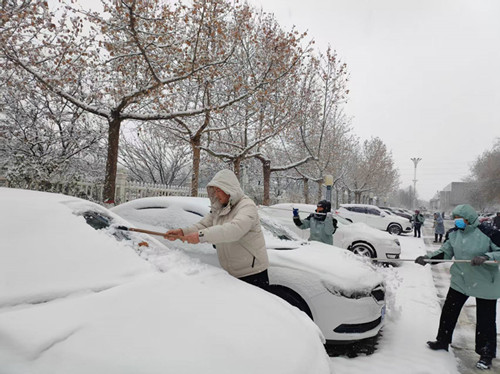 风雪中保障“视线”与“安全”：后勤安保处快速清除车辆关键部位积雪