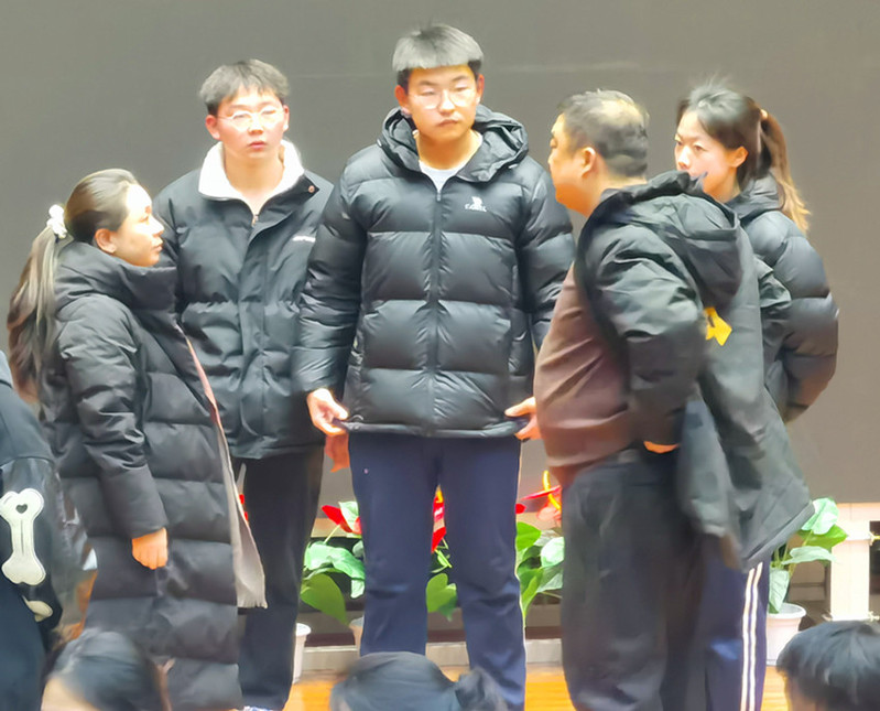 感动！身怀六甲仍坚持  秦艳老师指导学生勇夺应急救护大赛佳绩