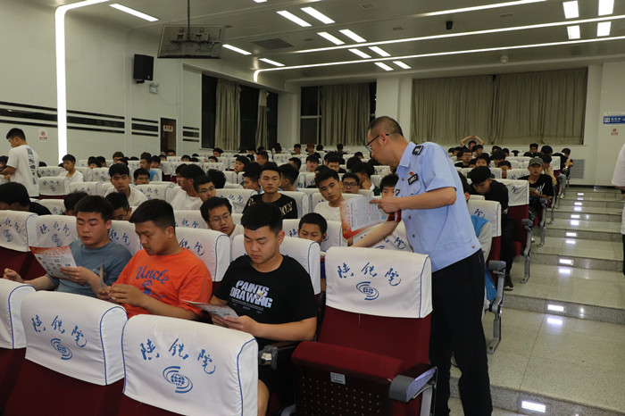 安保干部为学生发放防灾减灾宣传教育彩页 安保干部为学生发放防灾减灾宣传教育彩页