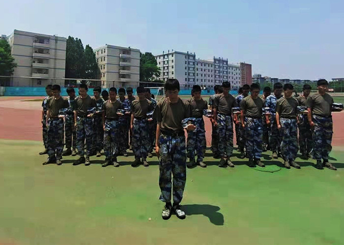 护校队为汶川地震遇难同胞默哀 护校队为汶川地震遇难同胞默哀