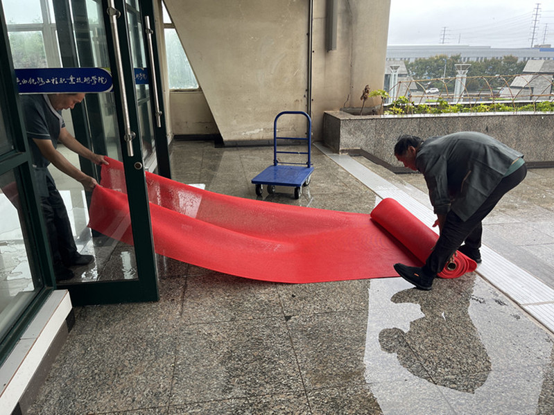 后勤安保处迅速应对强降雨  保障两校区安全运行