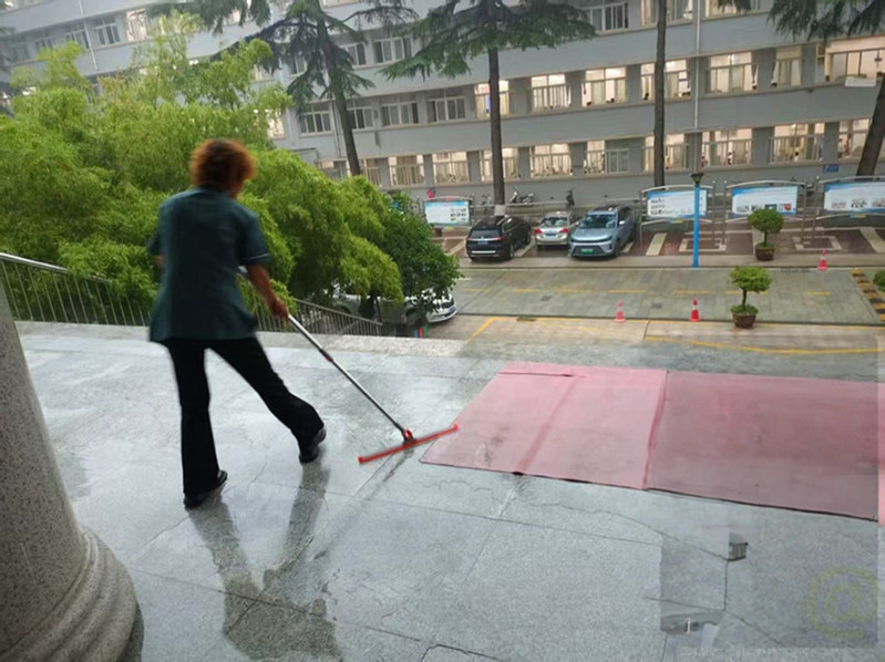 清理地面积水 清理地面积水