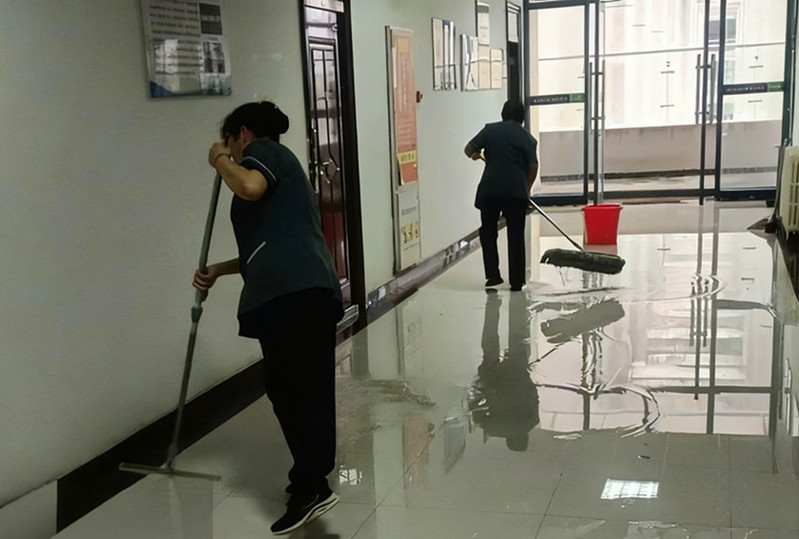 清理楼内积水 清理楼内积水
