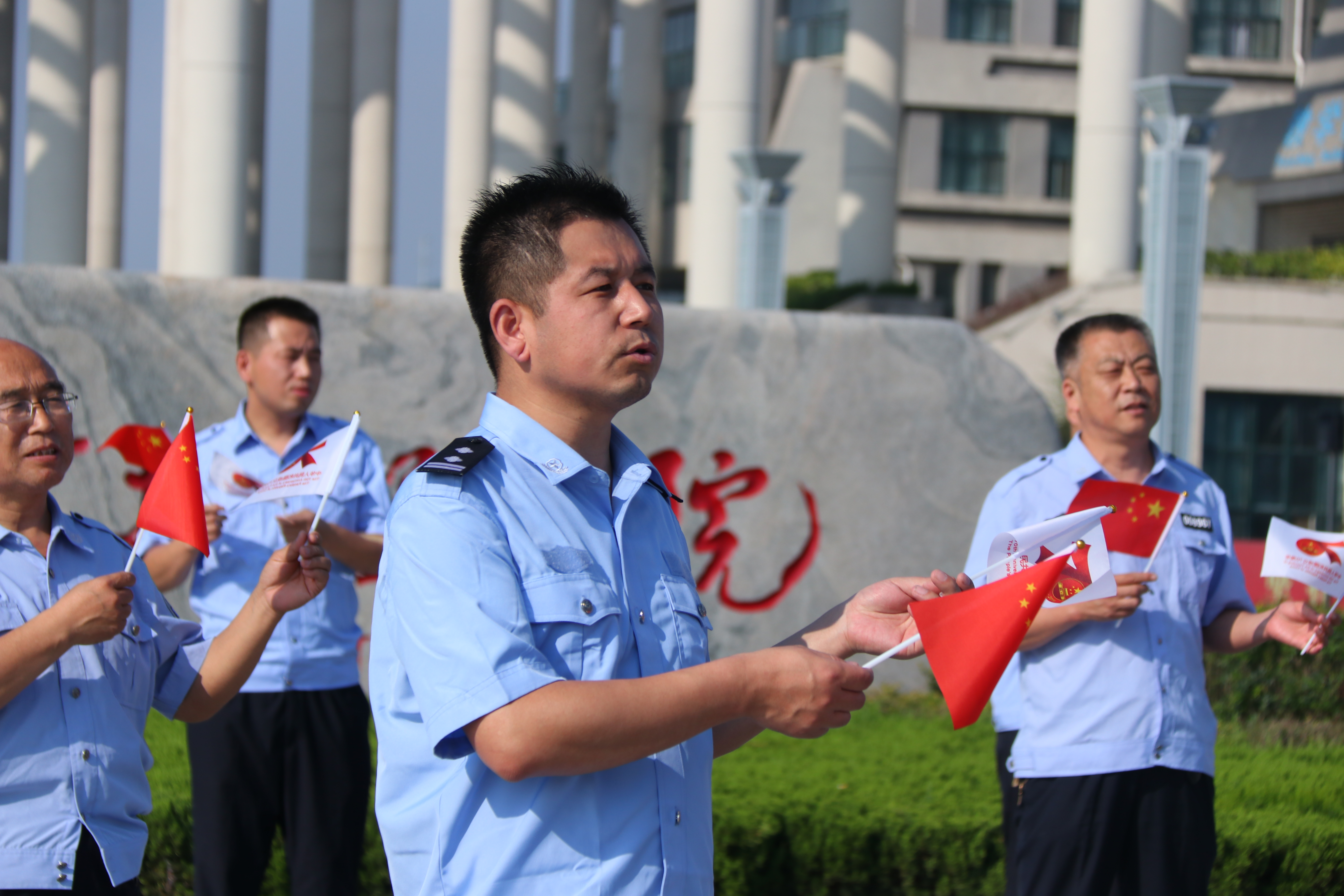 <font style='color:#0D0001;'>为祖国放歌：学院安保人快闪《我和我的祖国》献礼新​中国70华诞</font>