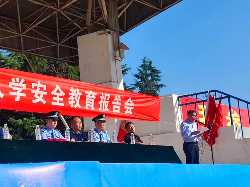后勤安保处副处长康江龙主持大会(临渭校区) 后勤安保处副处长康江龙主持大会(临渭校区)
