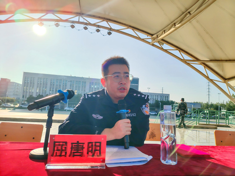 白杨派出所屈唐明警官为新生作法治专题讲座 白杨派出所屈唐明警官为新生作法治专题讲座
