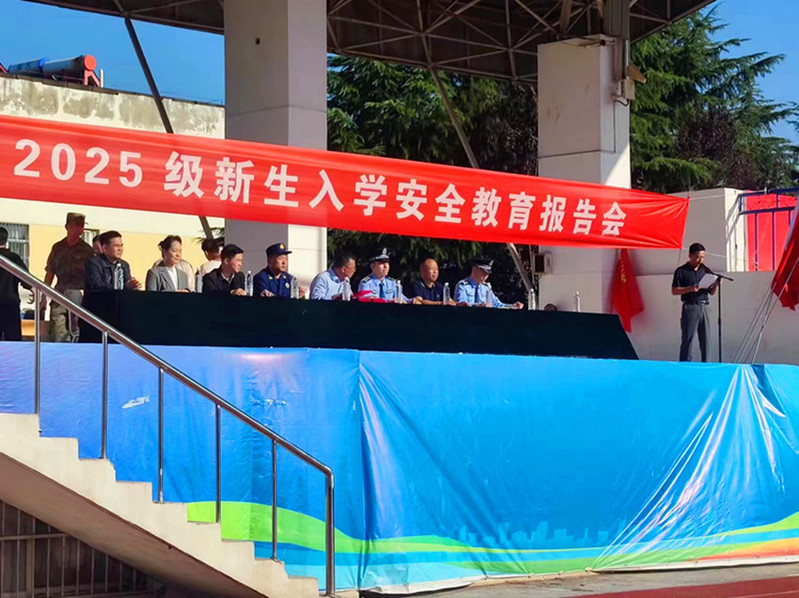 主席台就坐领导和嘉宾(临渭校区) 主席台就坐领导和嘉宾(临渭校区)