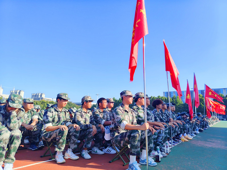 2025级新生认真聆听讲座 2025级新生认真聆听讲座