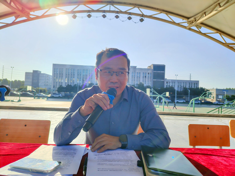 后勤安保处副处长郎儒林对校外辅导员专题讲座进行点评并对新生提出要求 后勤安保处副处长郎儒林对校外辅导员专题讲座进行点评并对新生提出要求