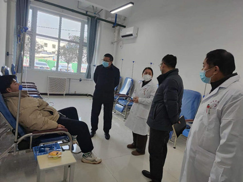 刘明学副校长到校卫生所检查指导工作