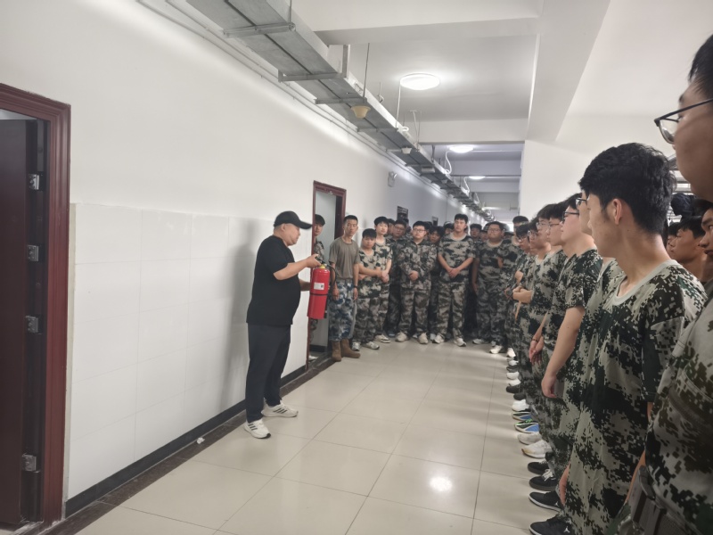 筑牢宿舍安全防线 上好新生消防“第一课”--我校开展新生公寓消防安全实操培训